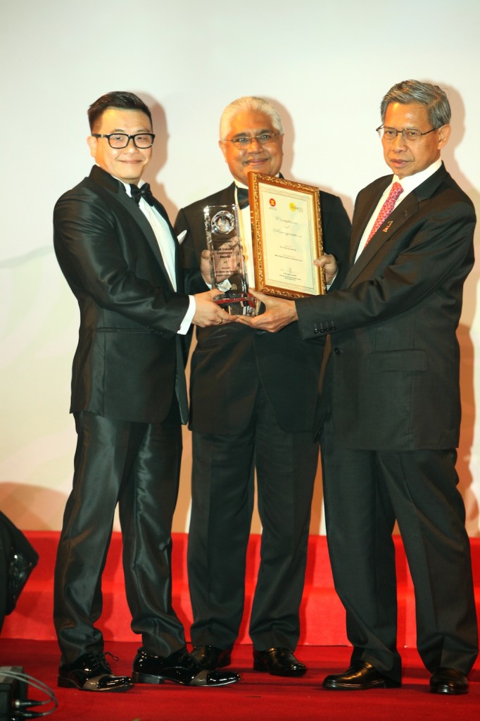 Minister of International Trade and Industry Malaysia, Dato’ Seri Mustapa Mohamad , presenting the Malaysian Business Award to Yanzer Lee Minister of International Trade and Industry Malaysia, Dato’ Seri Mustapa Mohamad , presenting the Malaysian Business Award to Yanzer Lee